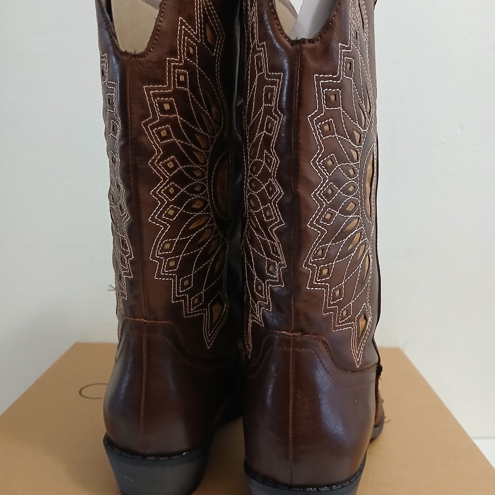 Coconuts by Matisse Brown and Tan Embroidered Winter Boots Various Sizes - Picture 10 of 12